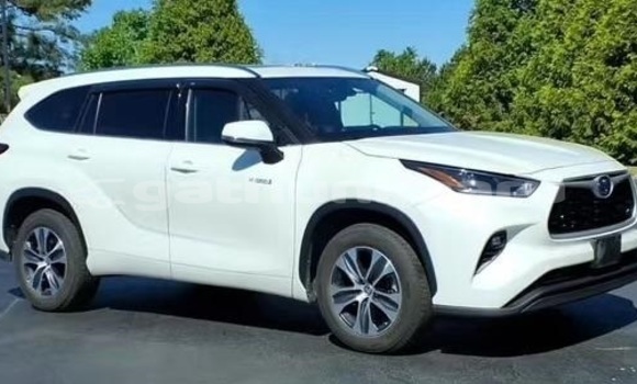 Buy Used Toyota Highlander White Car in Dharavandhoo in Baa Buy Used Toyota Highlander White Car in Dharavandhoo in Baa