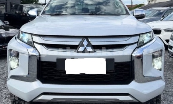 Buy Used Mitsubishi L200 White Car in Dharavandhoo in Baa Buy Used Mitsubishi L200 White Car in Dharavandhoo in Baa