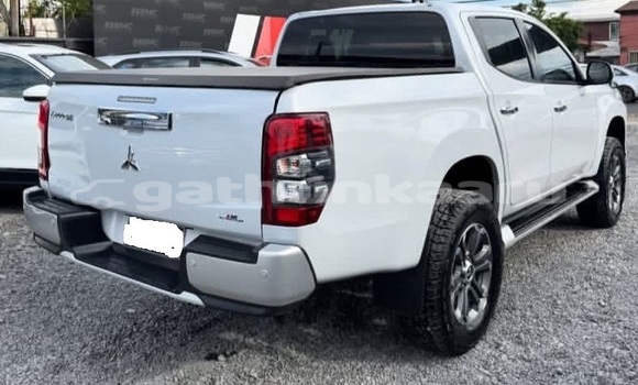 Buy Used Mitsubishi L200 White Car in Dharavandhoo in Baa Buy Used Mitsubishi L200 White Car in Dharavandhoo in Baa