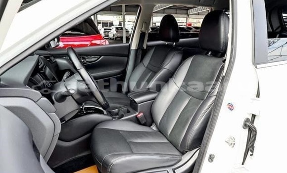 Buy Used Nissan X–Trail White Car in Dharavandhoo in Baa Buy Used Nissan X–Trail White Car in Dharavandhoo in Baa