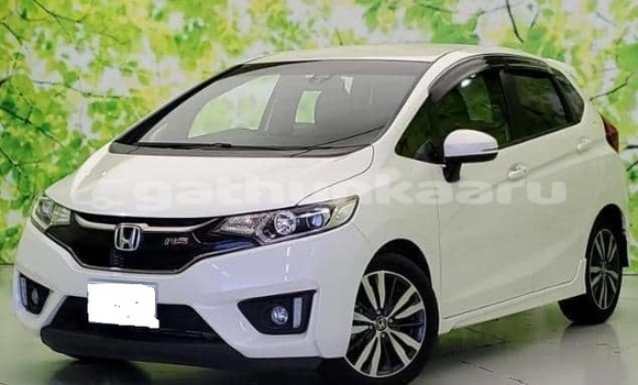 Buy Used Honda FIT White Car in Dharavandhoo in Baa