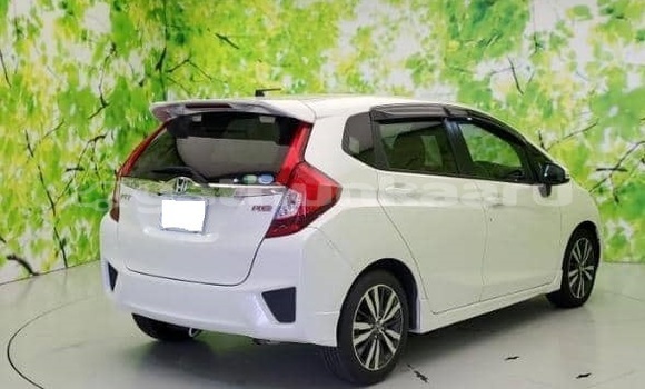 Buy Used Honda FIT White Car in Dharavandhoo in Baa Buy Used Honda FIT White Car in Dharavandhoo in Baa