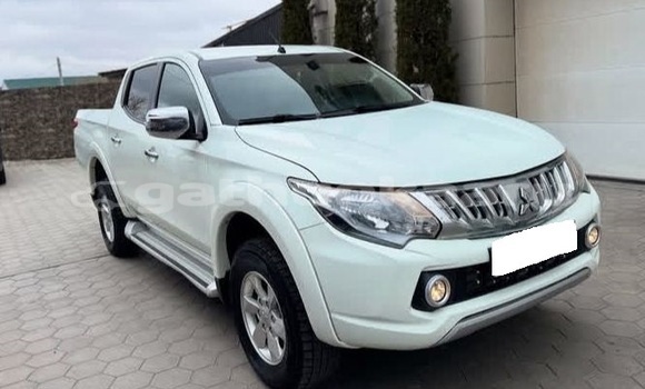 Buy Used Mitsubishi L200 White Car in Dharavandhoo in Baa Buy Used Mitsubishi L200 White Car in Dharavandhoo in Baa
