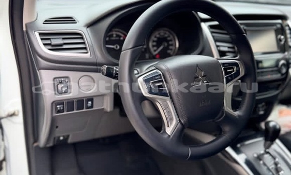 Buy Used Mitsubishi L200 White Car in Dharavandhoo in Baa Buy Used Mitsubishi L200 White Car in Dharavandhoo in Baa