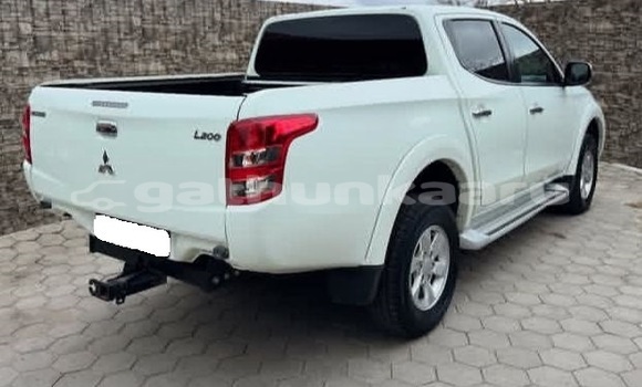 Buy Used Mitsubishi L200 White Car in Dharavandhoo in Baa Buy Used Mitsubishi L200 White Car in Dharavandhoo in Baa