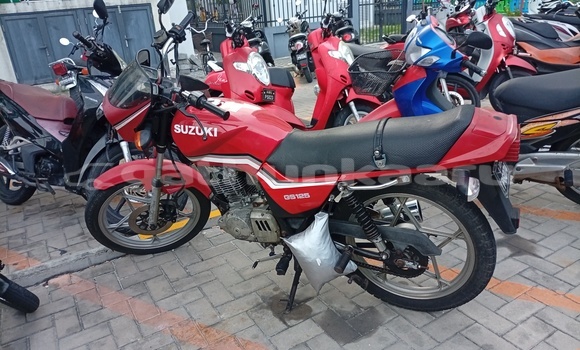 Buy Used Suzuki GS Red Bike in Naifaru in Lhaviyani
