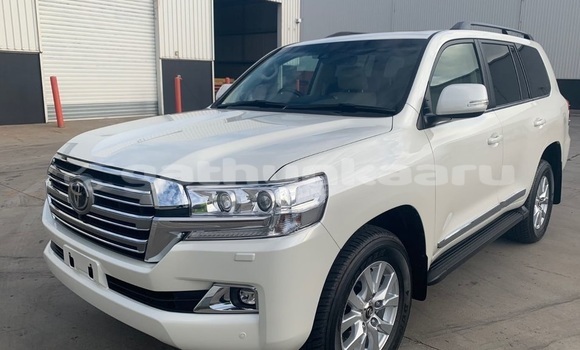 Buy Used Toyota Land Cruiser White Car in Dharavandhoo in Baa
