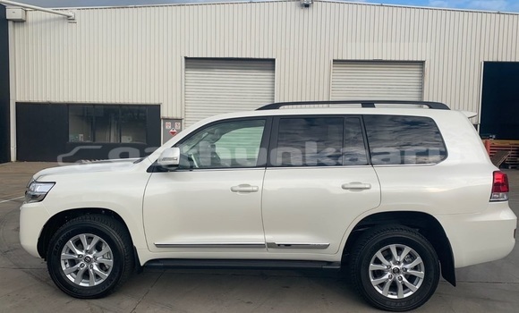Buy Used Toyota Land Cruiser White Car in Dharavandhoo in Baa Buy Used Toyota Land Cruiser White Car in Dharavandhoo in Baa