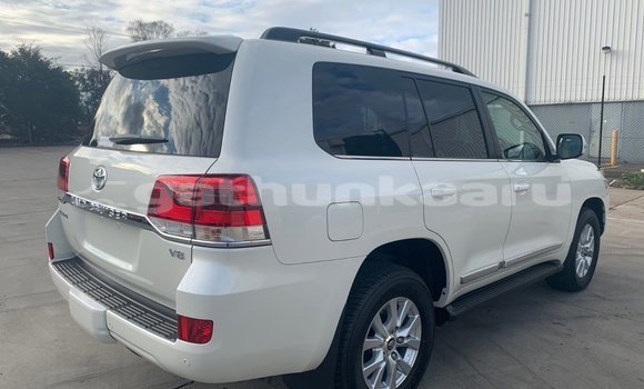 Buy Used Toyota Land Cruiser White Car in Dharavandhoo in Baa Buy Used Toyota Land Cruiser White Car in Dharavandhoo in Baa