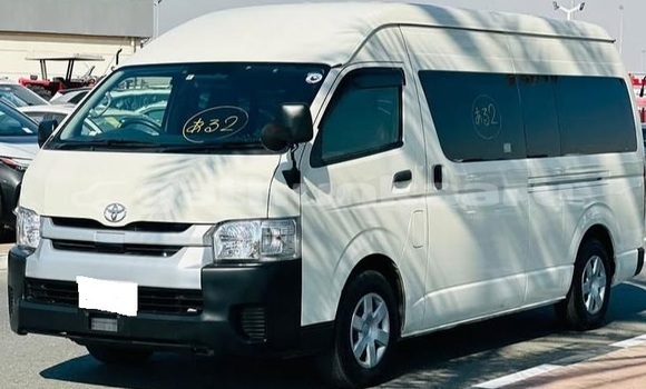 Buy Used Toyota Hiace White Car in Dharavandhoo in Baa