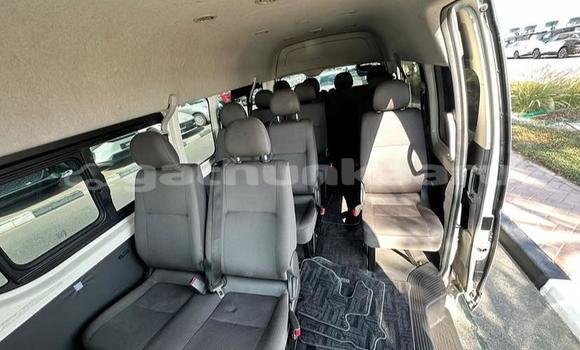Buy Used Toyota Hiace White Car in Dharavandhoo in Baa Buy Used Toyota Hiace White Car in Dharavandhoo in Baa