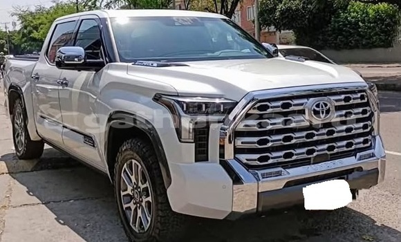 Buy Used Toyota Tundra White Car in Dharavandhoo in Baa