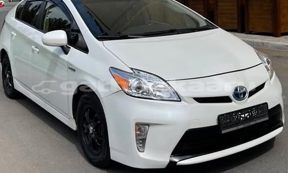 Buy Used Toyota Prius White Car in Dharavandhoo in Baa