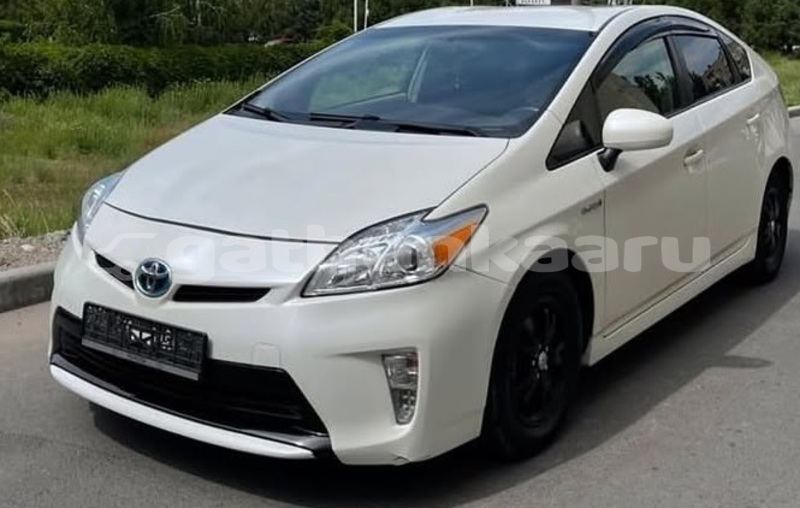 Big with watermark toyota prius baa dharavandhoo 4183