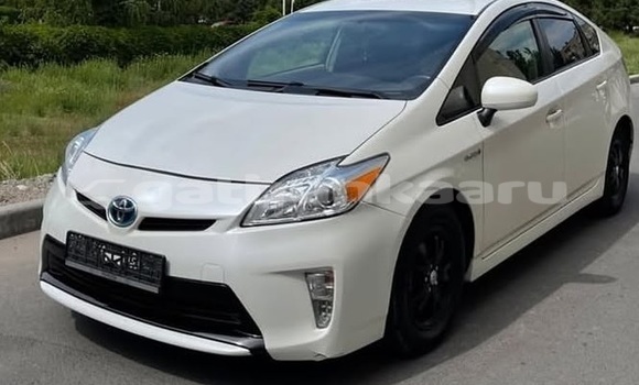 Buy Used Toyota Prius White Car in Dharavandhoo in Baa Buy Used Toyota Prius White Car in Dharavandhoo in Baa