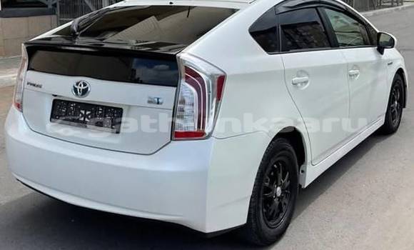 Buy Used Toyota Prius White Car in Dharavandhoo in Baa Buy Used Toyota Prius White Car in Dharavandhoo in Baa