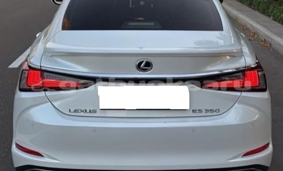 Buy Used Lexus ES White Car in Dharavandhoo in Baa Buy Used Lexus ES White Car in Dharavandhoo in Baa