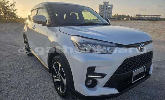 Buy Used Toyota Ractis White Car in Dharaboodhoo in Faaf