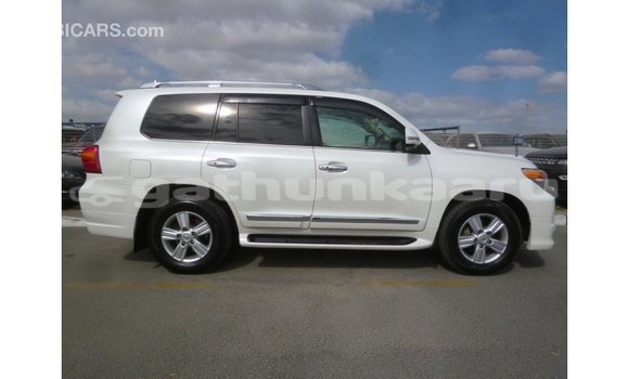 Buy Import Toyota Land Cruiser White Car in Import - Dubai in Baa Buy Import Toyota Land Cruiser White Car in Import - Dubai in Baa