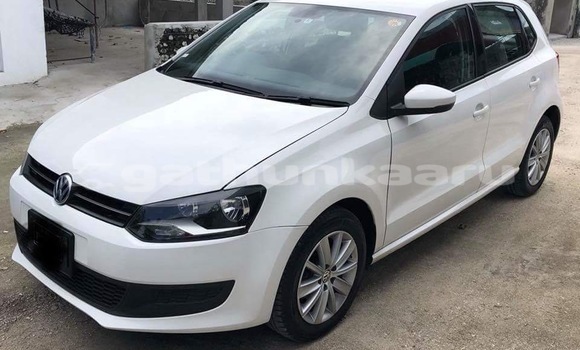 Buy Used Volkswagen Polo White Car in Hithaadhoo in Baa