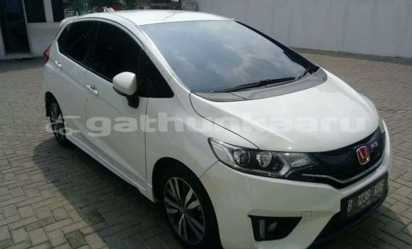 Buy Import Honda Jazz White Car in Felidhoo in Vaav