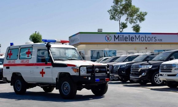 Buy New Toyota Land Cruiser White Car in Agolhitheemu in Raa Buy New Toyota Land Cruiser White Car in Agolhitheemu in Raa