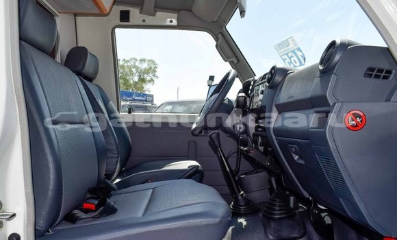 Buy New Toyota Land Cruiser White Car in Agolhitheemu in Raa Buy New Toyota Land Cruiser White Car in Agolhitheemu in Raa