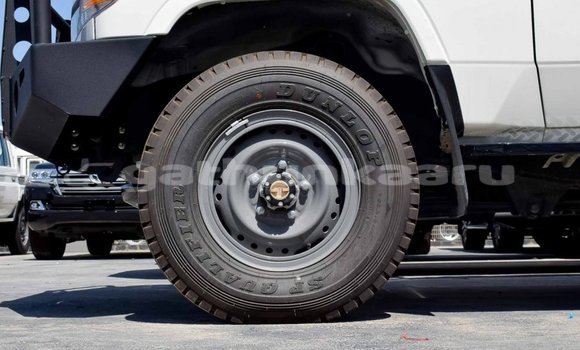 Buy New Toyota Land Cruiser White Car in Agolhitheemu in Raa Buy New Toyota Land Cruiser White Car in Agolhitheemu in Raa