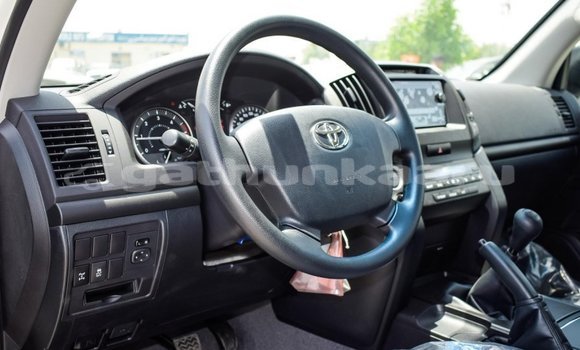 Buy New Toyota Land Cruiser White Car in Agolhitheemu in Raa Buy New Toyota Land Cruiser White Car in Agolhitheemu in Raa