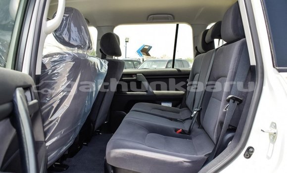 Buy New Toyota Land Cruiser White Car in Agolhitheemu in Raa Buy New Toyota Land Cruiser White Car in Agolhitheemu in Raa