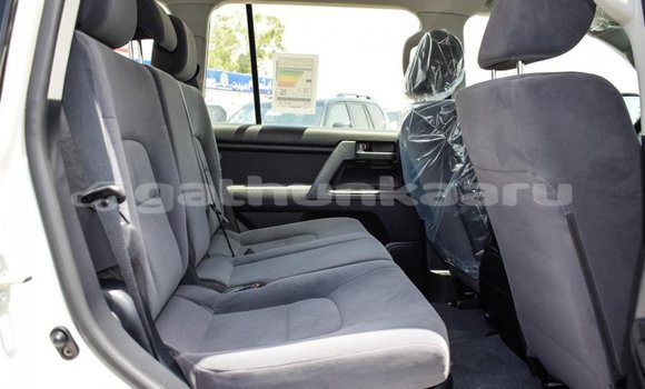 Buy New Toyota Land Cruiser White Car in Agolhitheemu in Raa Buy New Toyota Land Cruiser White Car in Agolhitheemu in Raa