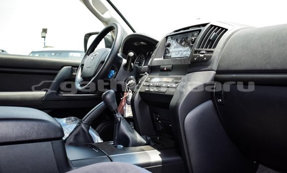 Buy New Toyota Land Cruiser White Car in Agolhitheemu in Raa Buy New Toyota Land Cruiser White Car in Agolhitheemu in Raa