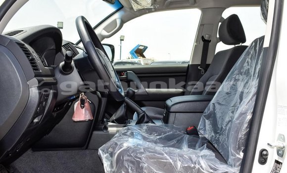 Buy New Toyota Land Cruiser White Car in Agolhitheemu in Raa Buy New Toyota Land Cruiser White Car in Agolhitheemu in Raa