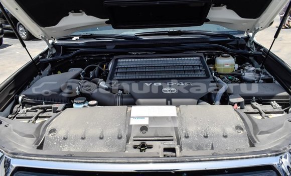 Buy New Toyota Land Cruiser White Car in Agolhitheemu in Raa Buy New Toyota Land Cruiser White Car in Agolhitheemu in Raa