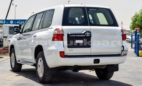 Buy New Toyota Land Cruiser White Car in Agolhitheemu in Raa Buy New Toyota Land Cruiser White Car in Agolhitheemu in Raa