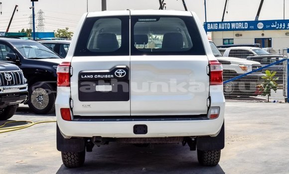 Buy New Toyota Land Cruiser White Car in Agolhitheemu in Raa Buy New Toyota Land Cruiser White Car in Agolhitheemu in Raa