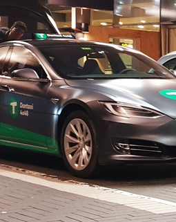 Thumb tesla taxi